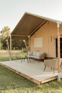 Het terras heeft veel ruimte en altijd schaduw