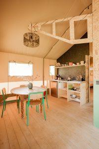 keuken in Safaritent Glastonbury