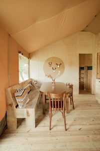 hoge tafel in safaritent Burning Man