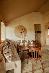 hoge tafel in Safaritent Burning Man