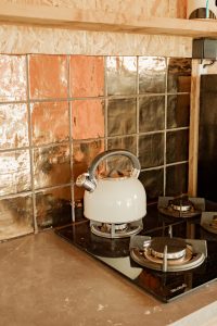 kookplaat in burning Man safaritent met gouden tegels