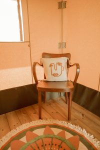 stoel in safaritent burning man