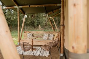 loungen op de veranda van de Burning man Safaritent bij Festilux in de Bourgogne