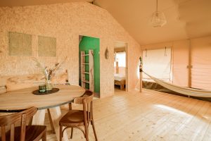 ruime woonkamer met hangmat voor ontspanning in safaritent Rock in Rio