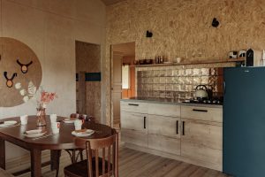 Ingerichte keuken Safaritent Burning Man