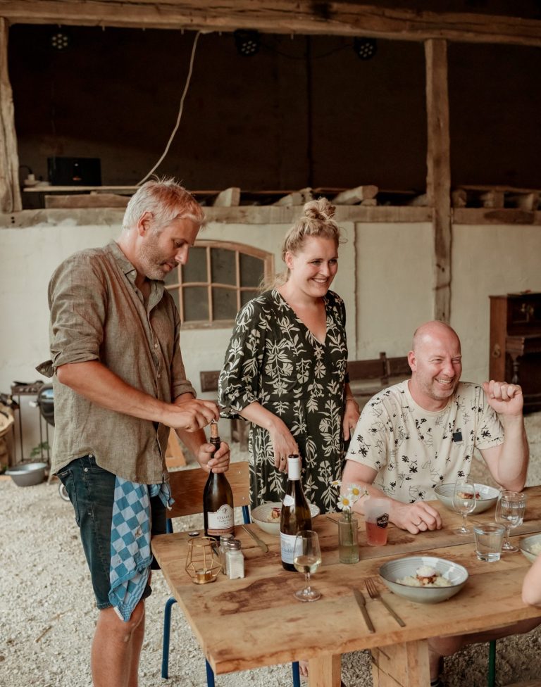 Mark en Marleen in actie tijdens een wijnproeverij