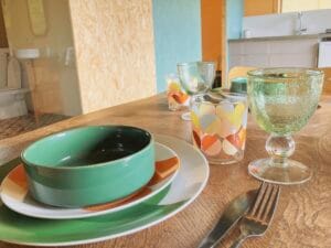 De Sziget safaritent is voorzien van een prachtig servies. Glamping in de Bourgogne.