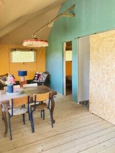 Safaritent Sziget heeft een gezellige woonkamer