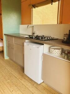 Keuken van safaritent Sziget bij Festilux