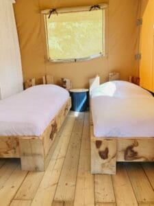 Kindvriendelijke slaapkamer met twee 1 persoonsbedden in safaritent Sziget