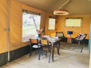 Woonkamer met veranda in safaritent Sziget