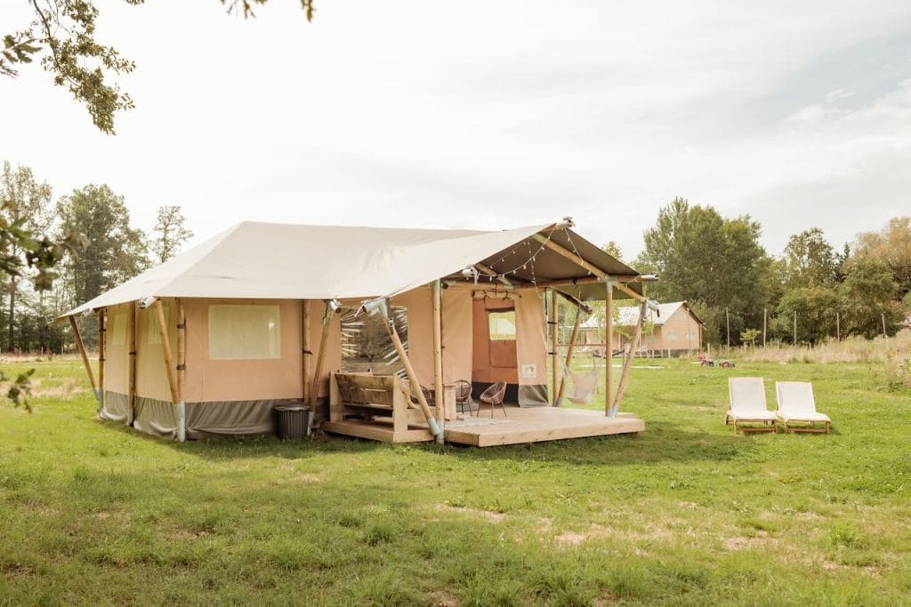 Kleinschalige kindvriendelijke glamping in Frankrijk - Luxe safaritent met prive badkamer