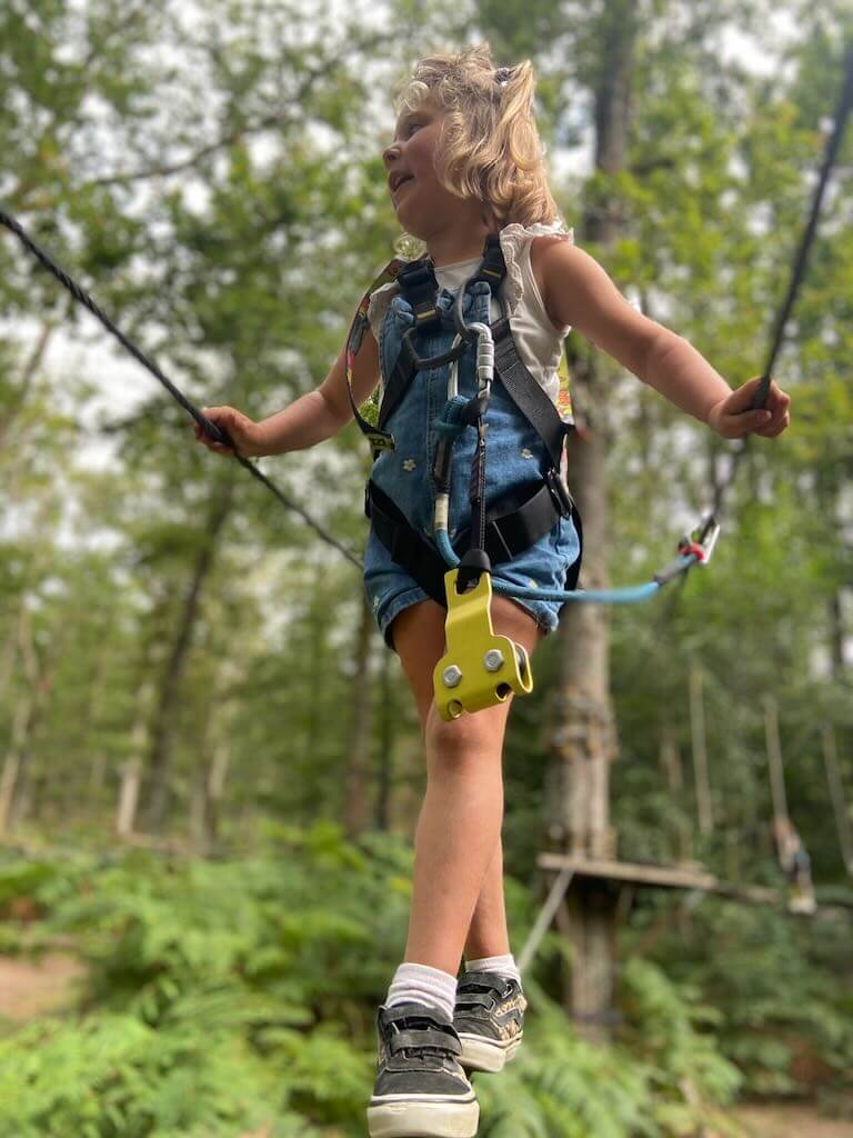 Naar het klimbos is een leuk uitje bij Festilux Camp. Zelfstandig klimmen.