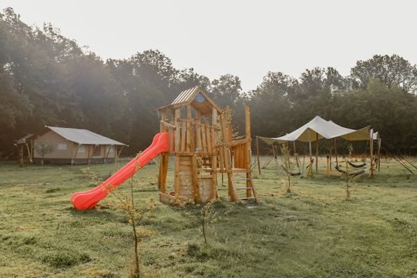 Bij Festilux Cam is er extra aandacht voor veilig spelen door kinderen. Het speeltoestel is gekeurd en het overzichtelijke terrein is omheind.