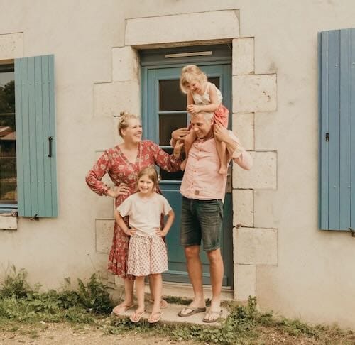 Mark et Marleen sont les propriétaires de Festilux. Accompagnés de leurs deux enfants, ils se tiennent devant la maison située sur le site de Festilux Camp.