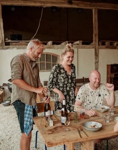 Mark et Marleen à table lors de la table d'hôte, où ils servent le dîner accompagné de vins locaux