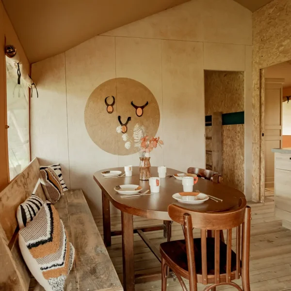 table haute dans la tente Safari Burning Man