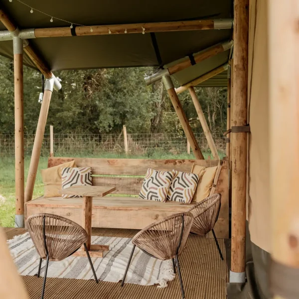se prélasser sur la véranda de la tente Burning man Safari à Festilux en Bourgogne