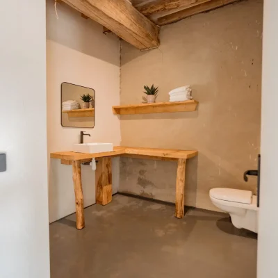 Luxe badkamers in de ecurie zijn voorzien van een inloop regendouche, toliet en ruime wastafel.