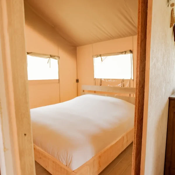 Chambre principale dans la tente safari Glastonbury