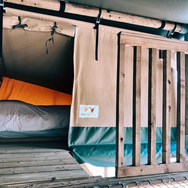 Coin nuit sur la mezzanine avec balustrade en bois dans la tente safari Fuji Rock au Festilux Camp