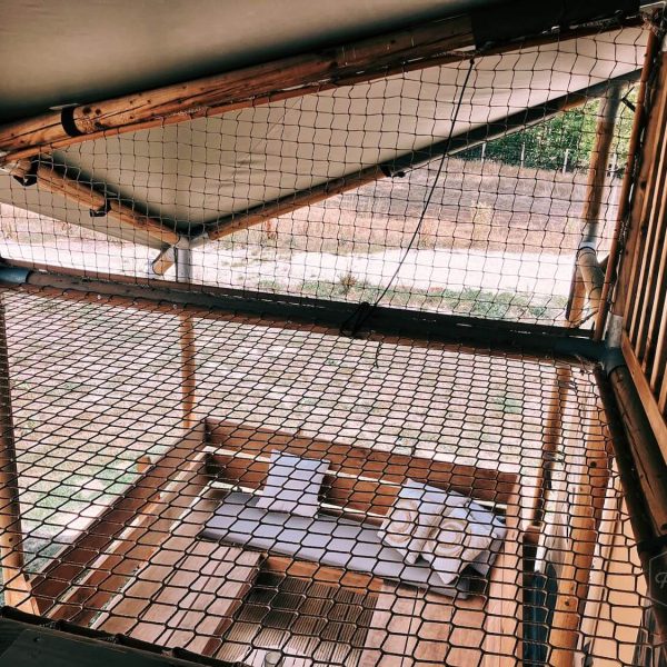 Étage supérieur et filet de jeu dans la mezzanine de la tente safari Fuji Rock au Festilux Camp