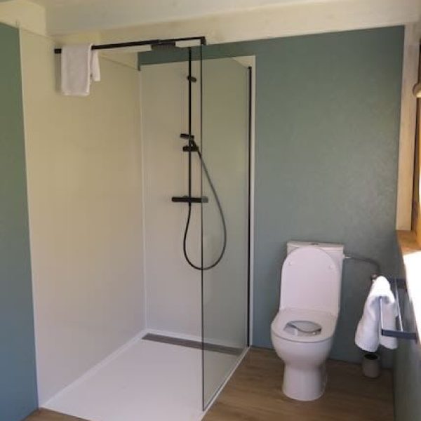 douche en toilet in badkamer van safaritent Kokua