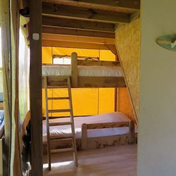 kamer met stapelbed in safaritent Kokua