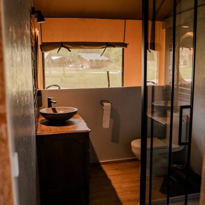 Luxe badkamer in safaritent Werchter Festilux Camp