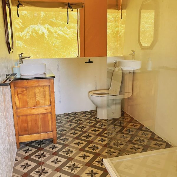 Salle de bain privée dans la tente safari Sziget