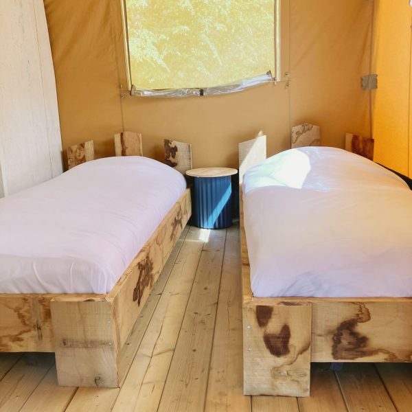 Chambre adaptée aux enfants avec deux lits simples dans la tente safari Sziget