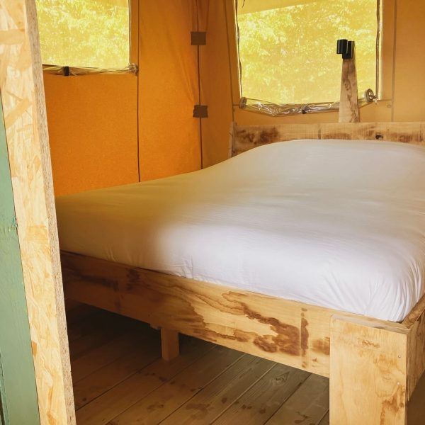 Chambre principale dans la tente safari Sziget