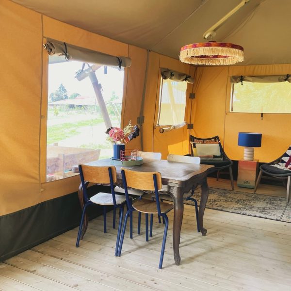 Salon avec véranda dans la tente safari Sziget