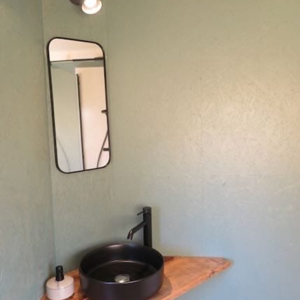 wastafel in badkamer van safaritent Kokua